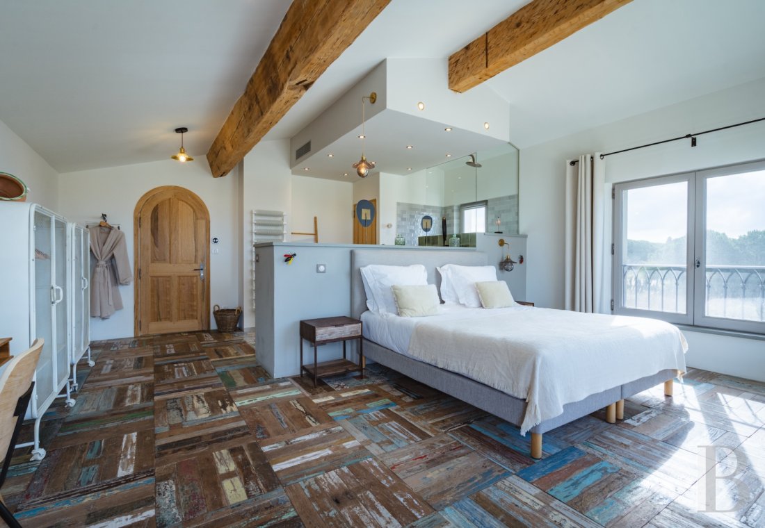 A farmhouse set amidst the marshes north of Saintes-Maries-de-la-Mer, in the Camargue - photo  n°12